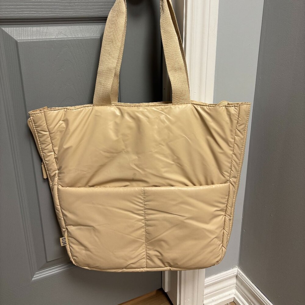BEIS The Expandable Tote in Beige (Puffer Line)